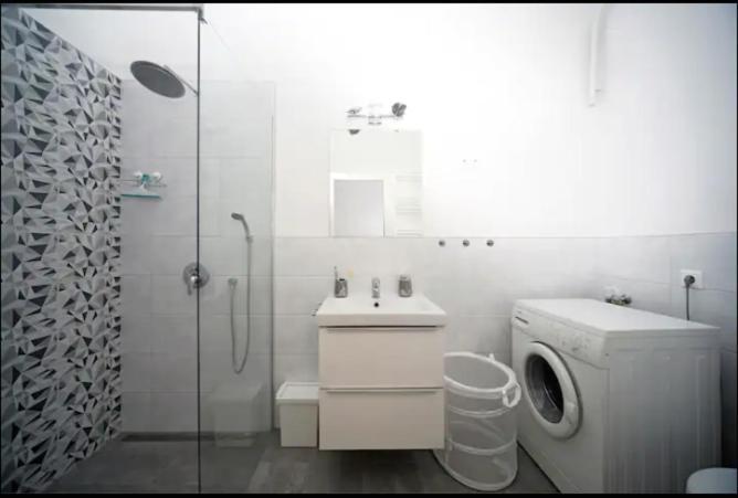 3Bdr-2Bath-3Ac Design Apt, Central, Secured Parking, Quiet Apartman Budapest