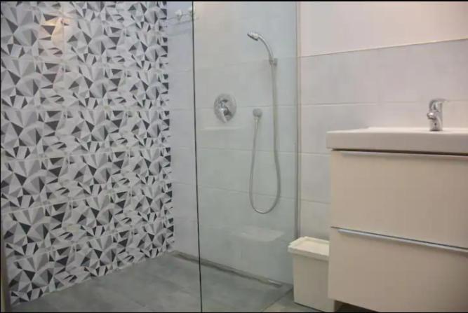 3Bdr-2Bath-3Ac Design Apt, Central, Secured Parking, Quiet * Budapest