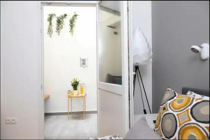 Apartman 3Bdr-2Bath-3Ac Design Apt, Central, Secured Parking, Quiet Budapest